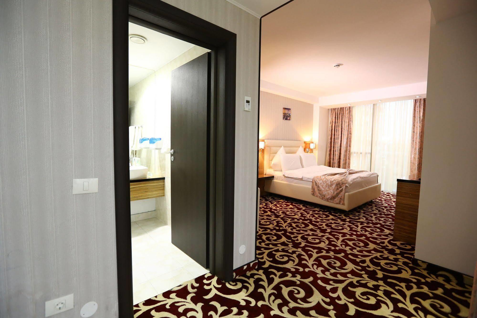 Hotel Articus Craiova Exterior foto